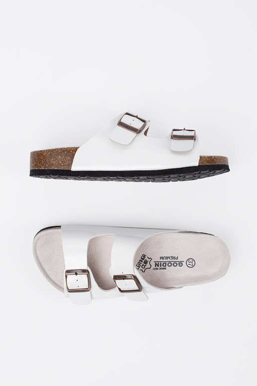 Witte slippers op platte zool Witte slippers op platte zool