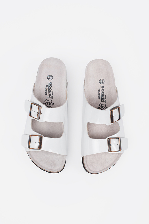 Witte slippers op platte zool Witte slippers op platte zool