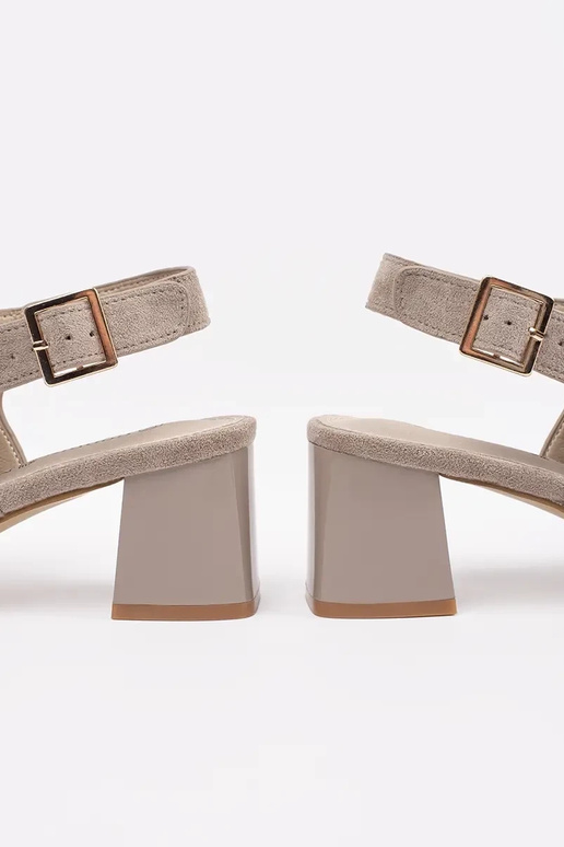 sandalen in zandkleur op hakken van...