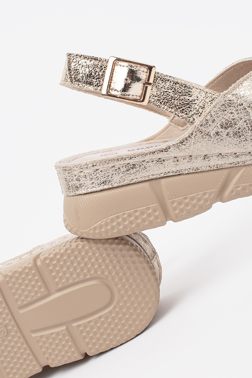 Gouden platte dames sandalen Gouden platte dames sandalen