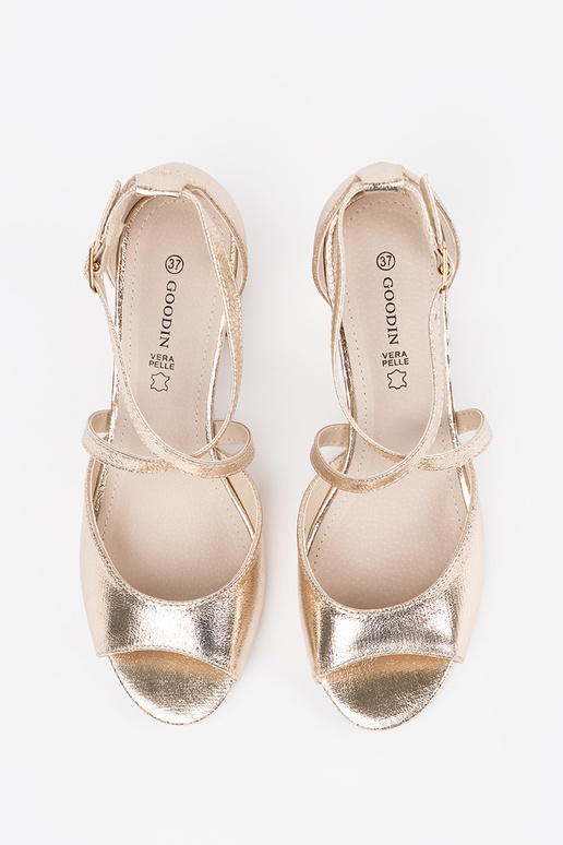 Gouden sandalen met een lage hak Gouden sandalen met een lage hak