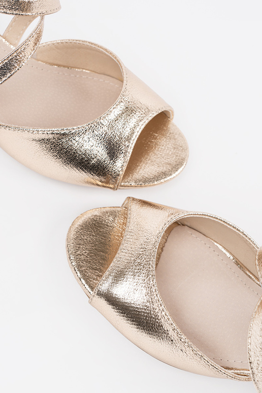 Gouden sandalen met een lage hak Gouden sandalen met een lage hak