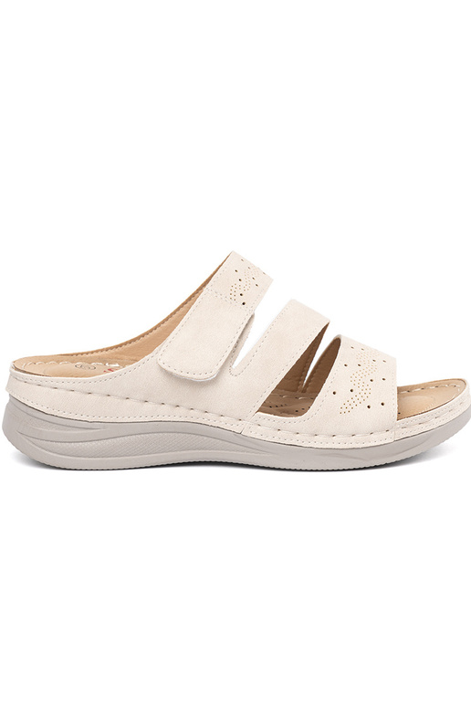 Slippers op een lage plateau fel zand