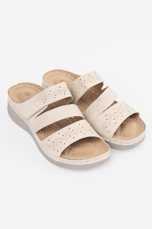 Slippers op een lage plateau fel zand