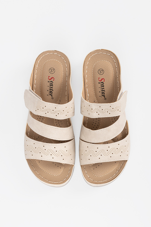 Slippers op een lage plateau fel zand