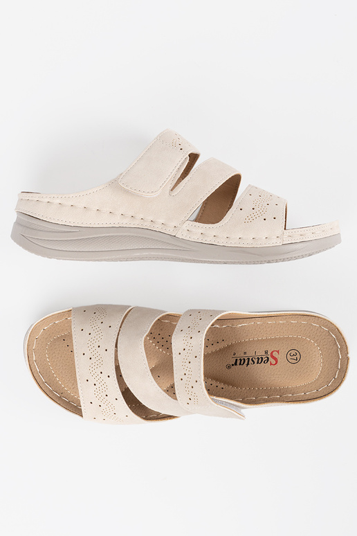 Slippers op een lage plateau fel zand