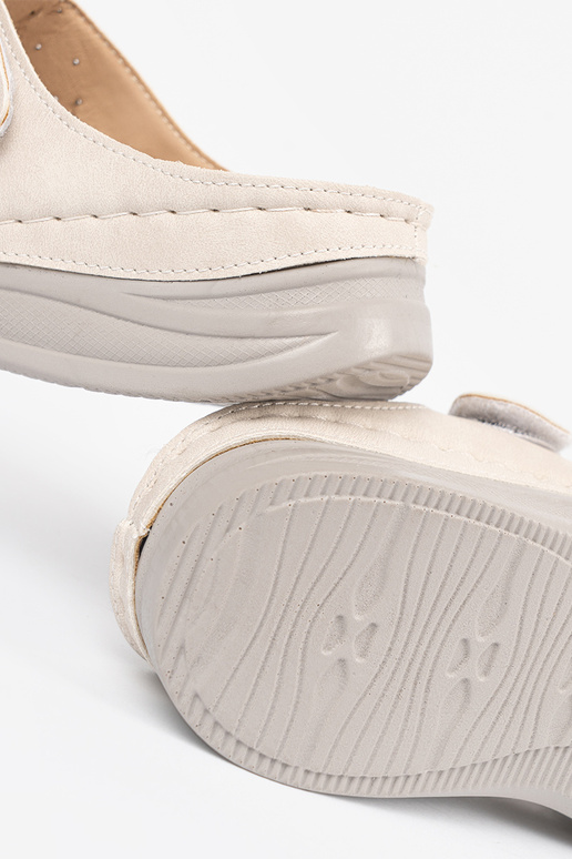 Slippers op een lage plateau fel zand