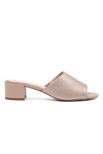 zandkleurige slippers op...