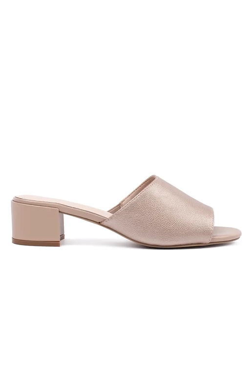 zandkleurige slippers op hoge hakken... zandkleurige slippers op hoge hakken...