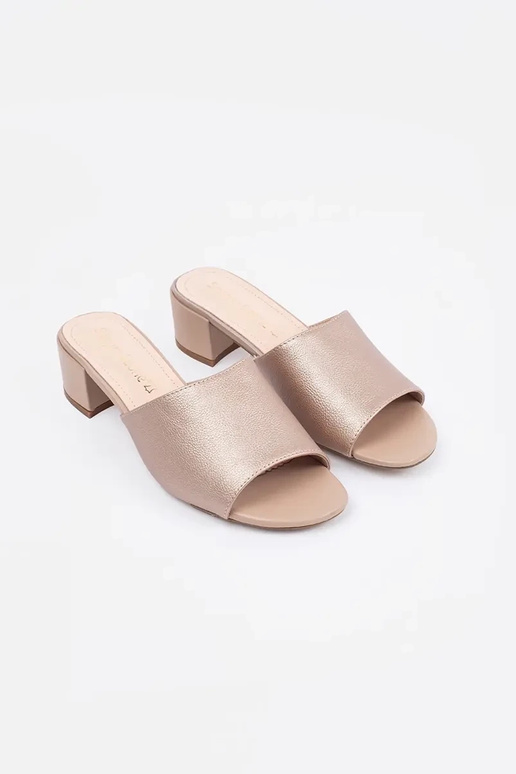 zandkleurige slippers op hoge hakken... zandkleurige slippers op hoge hakken...