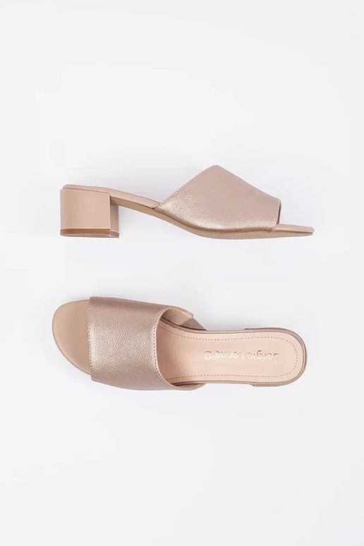 zandkleurige slippers op hoge hakken... zandkleurige slippers op hoge hakken...