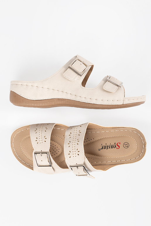 Sandalen op een lage plateau met... Sandalen op een lage plateau met...