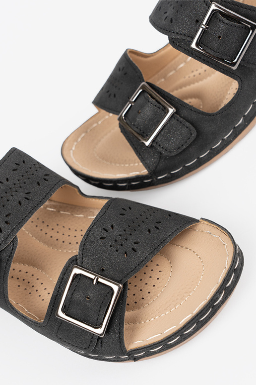 Sandalen op een lage plateau met... Sandalen op een lage plateau met...