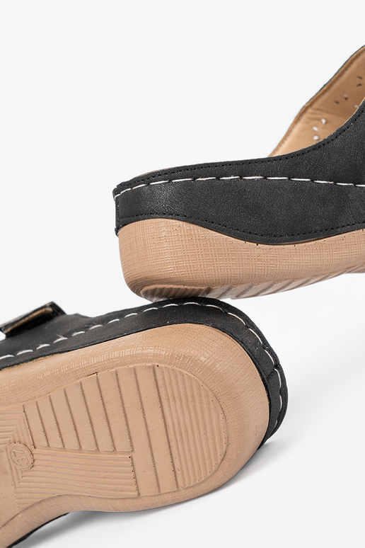 Sandalen op een lage plateau met... Sandalen op een lage plateau met...