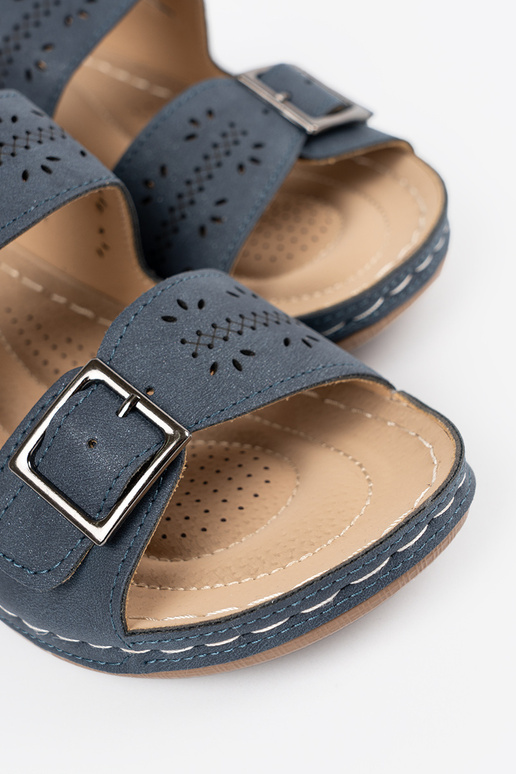 Sandalen op een lage plateau met... Sandalen op een lage plateau met...