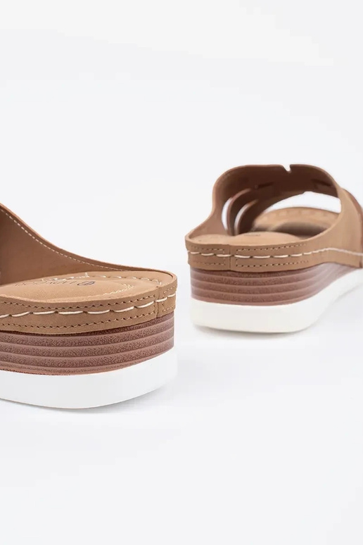 comfortabele slippers op lage sleehak...