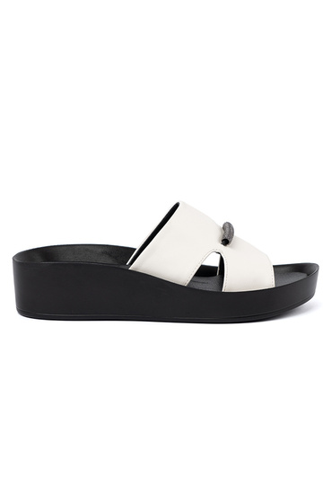 Wit-zwarte slippers op een...