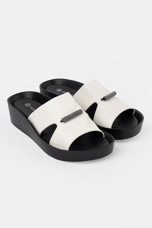 Wit-zwarte slippers op een lage wig Wit-zwarte slippers op een lage wig