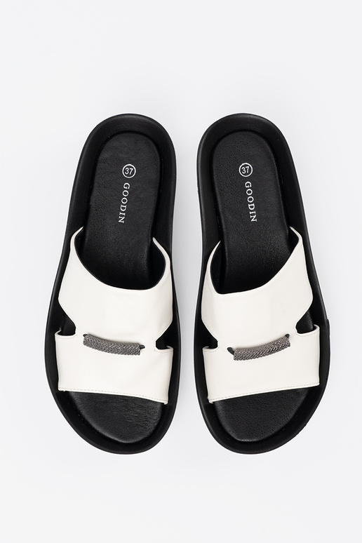 Wit-zwarte slippers op een lage wig Wit-zwarte slippers op een lage wig