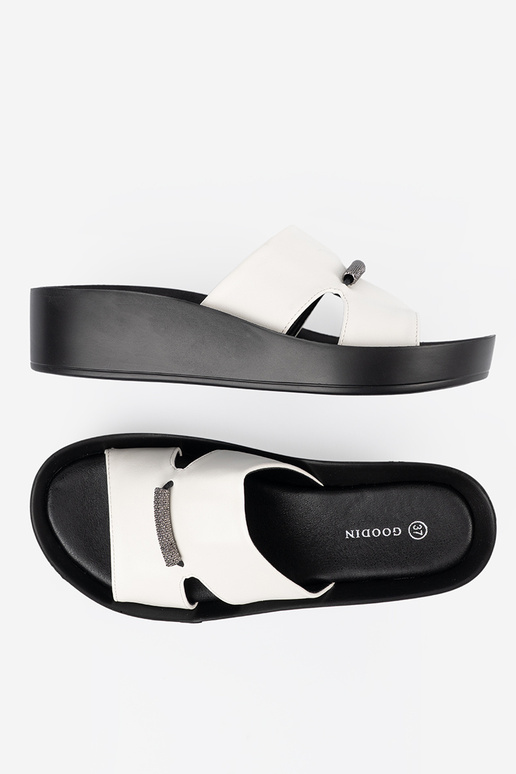 Wit-zwarte slippers op een lage wig Wit-zwarte slippers op een lage wig