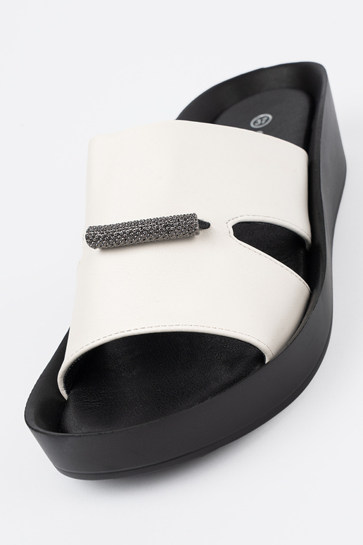 Wit-zwarte slippers op een lage wig Wit-zwarte slippers op een lage wig