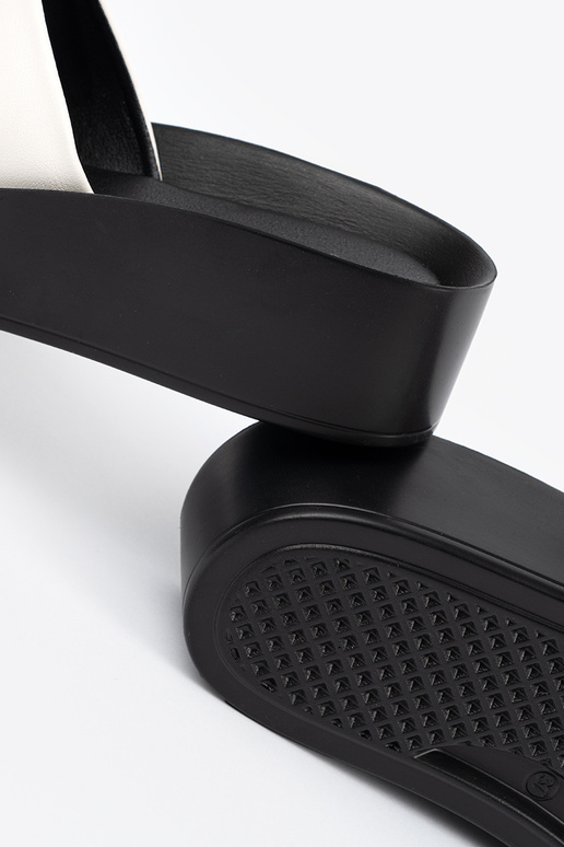 Wit-zwarte slippers op een lage wig Wit-zwarte slippers op een lage wig