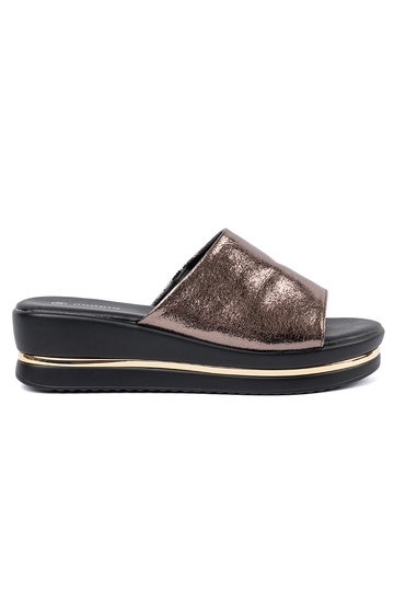 Dames slippers met metalen...