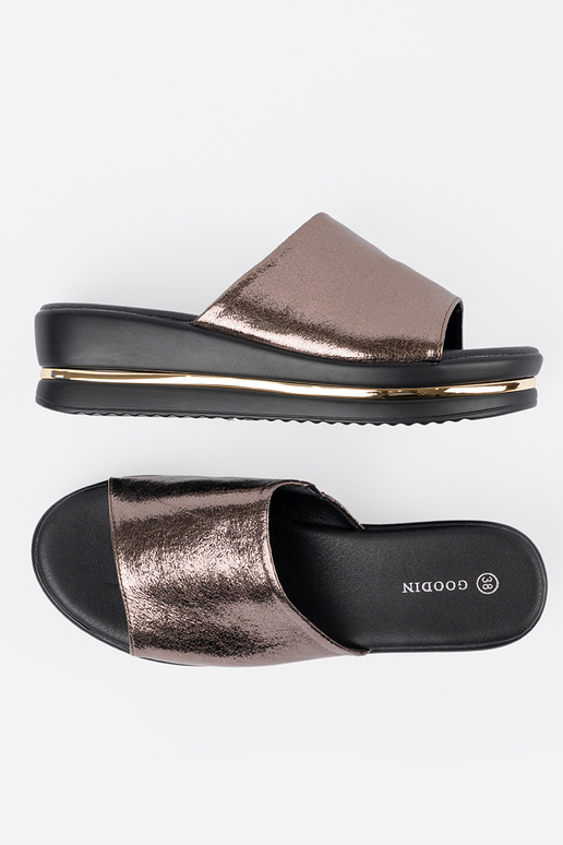 Dames slippers met metalen ontwerp en...