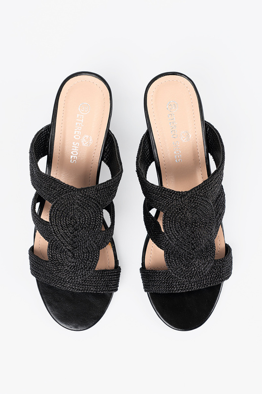 Zwarte kleur gevlochten sandalen op...