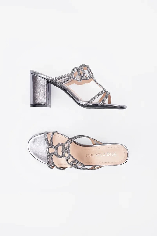 zilveren slippers op hoge hakken... zilveren slippers op hoge hakken...