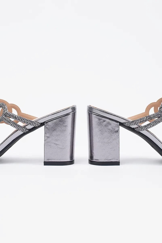 zilveren slippers op hoge hakken... zilveren slippers op hoge hakken...