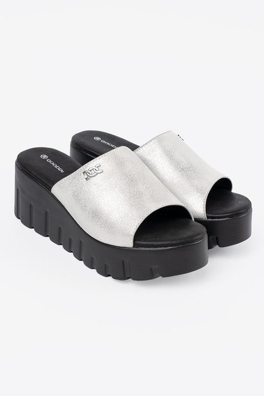 Slippers met zwarte platform in zilver Slippers met zwarte platform in zilver