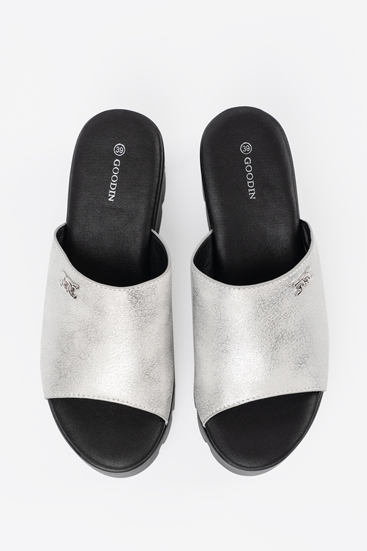 Slippers met zwarte platform in zilver Slippers met zwarte platform in zilver