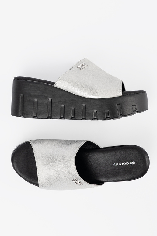 Slippers met zwarte platform in zilver Slippers met zwarte platform in zilver