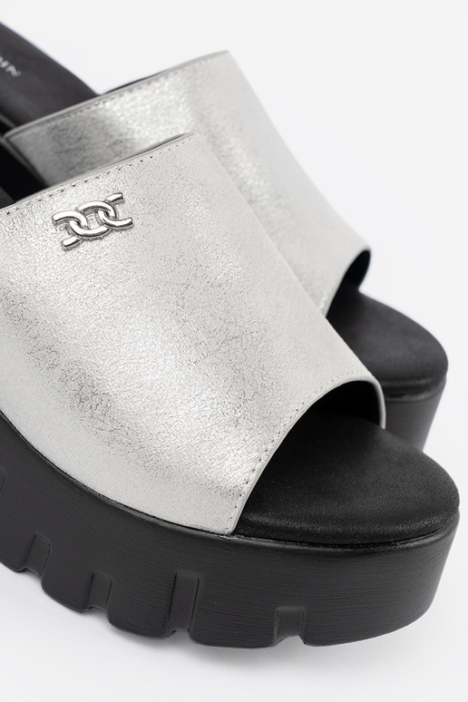 Slippers met zwarte platform in zilver Slippers met zwarte platform in zilver