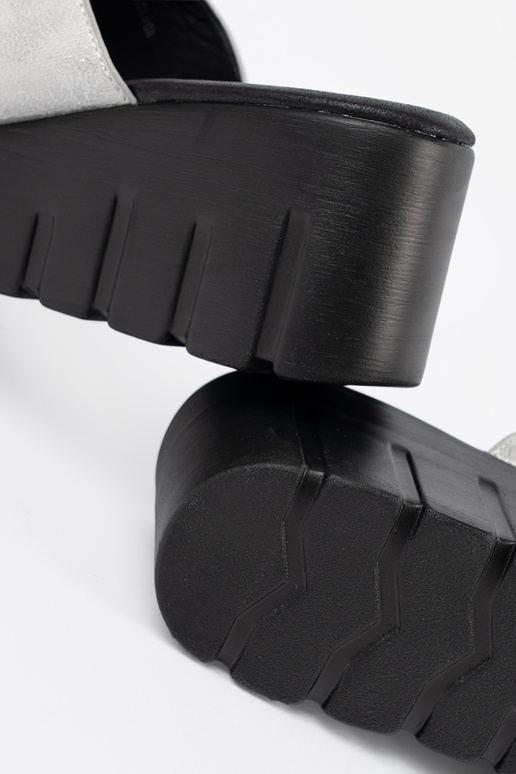 Slippers met zwarte platform in zilver Slippers met zwarte platform in zilver