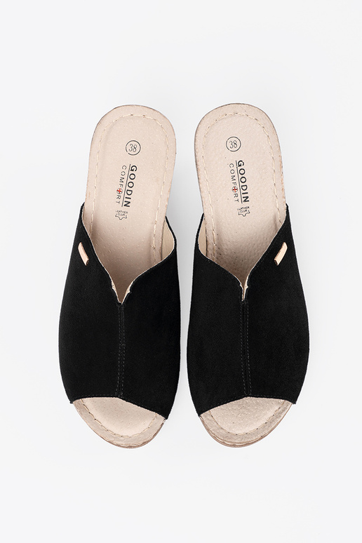 Dames slippers met platform in zwart Dames slippers met platform in zwart