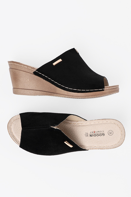 Dames slippers met platform in zwart Dames slippers met platform in zwart