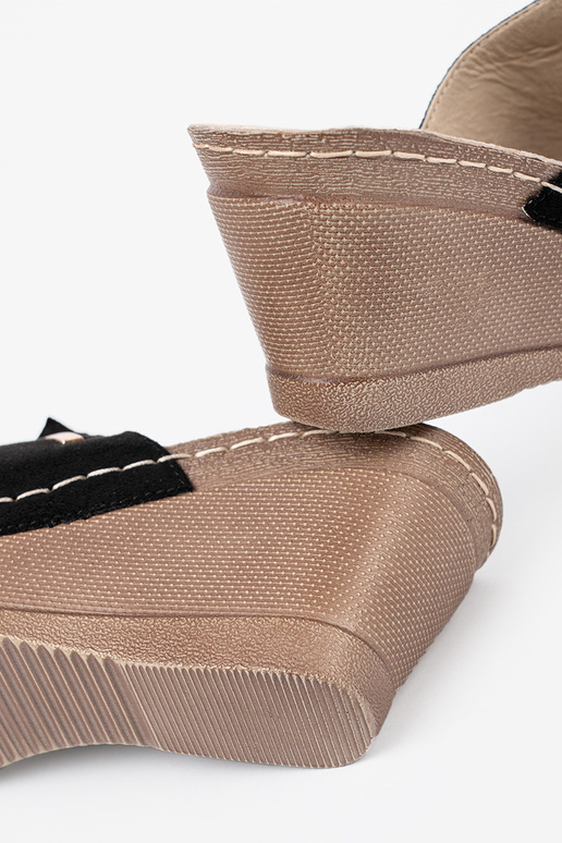 Dames slippers met platform in zwart Dames slippers met platform in zwart