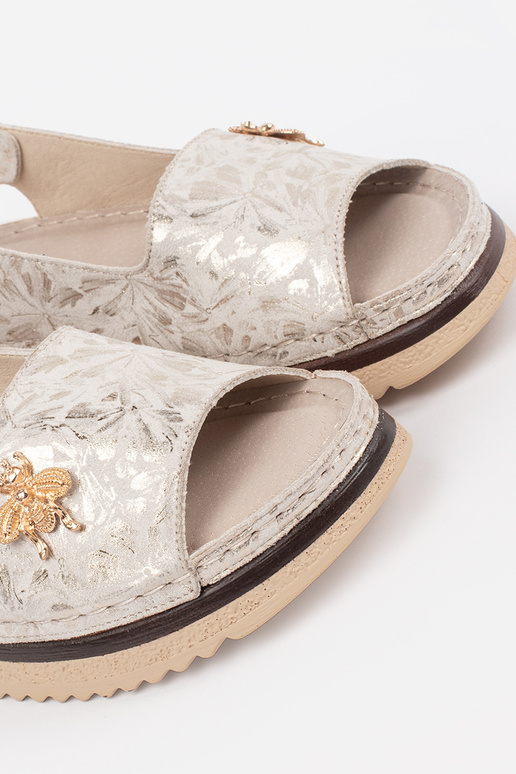 Ivoor kleurige sandalen met plateau... Ivoor kleurige sandalen met plateau...