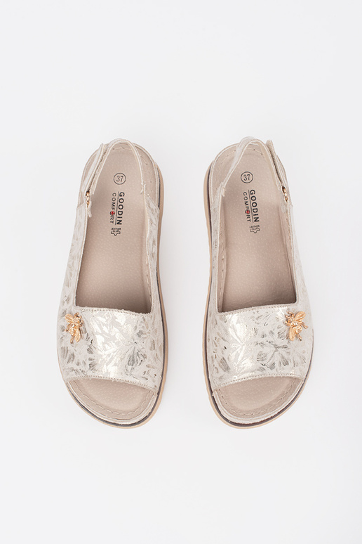 Ivoor kleurige sandalen met plateau... Ivoor kleurige sandalen met plateau...