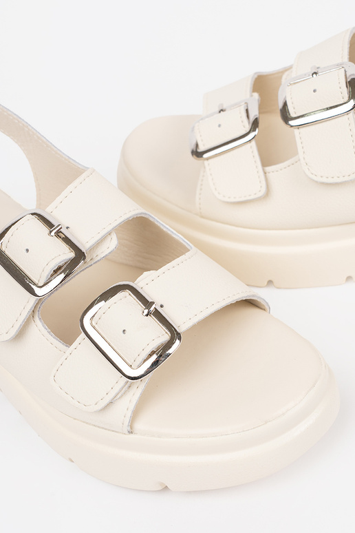 Zandkleurige klassieke sandalen met... Zandkleurige klassieke sandalen met...