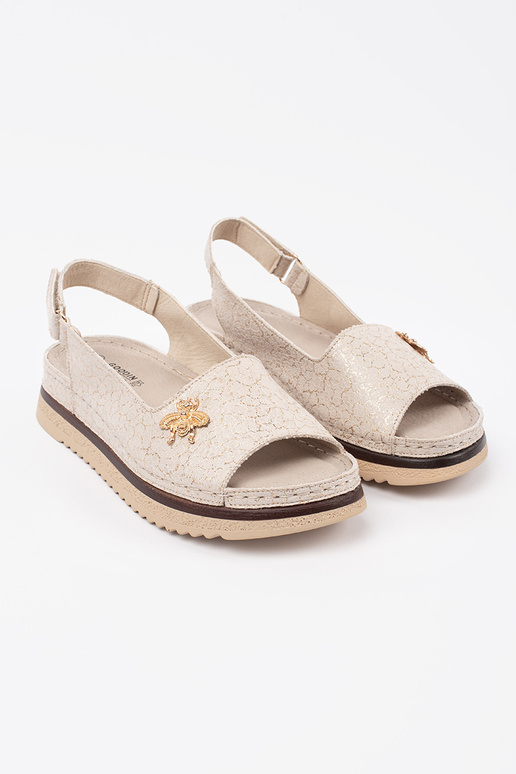 Beige sandalen met plateau en gesp Beige sandalen met plateau en gesp