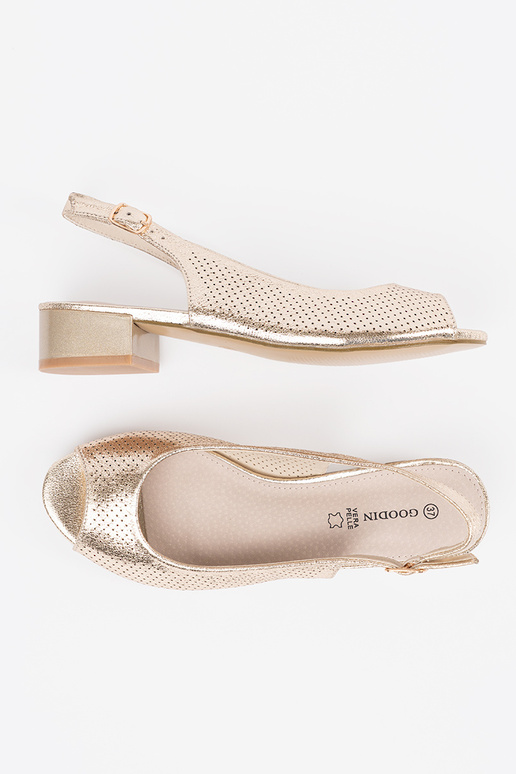 Gouden opengewerkte dames sandalen op... Gouden opengewerkte dames sandalen op...