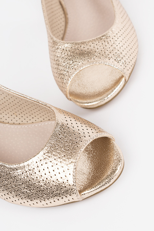 Gouden opengewerkte dames sandalen op... Gouden opengewerkte dames sandalen op...