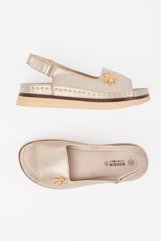 Gouden sandalen met plateau en gesp Gouden sandalen met plateau en gesp