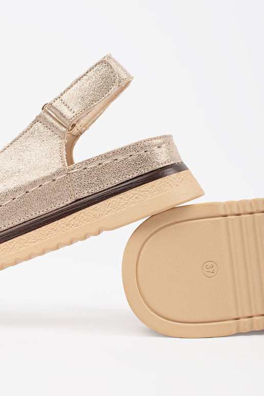 Gouden sandalen met plateau en gesp Gouden sandalen met plateau en gesp