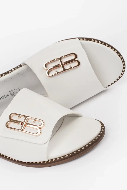 witte slippers voor dames op een... witte slippers voor dames op een...