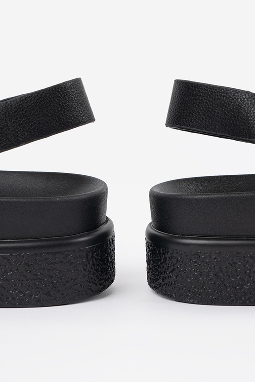 Zwarte elegante sandalen met een... Zwarte elegante sandalen met een...