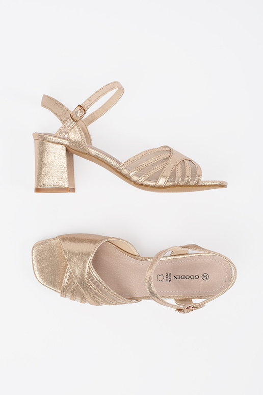 Gouden glanzende sandalen op hak Gouden glanzende sandalen op hak